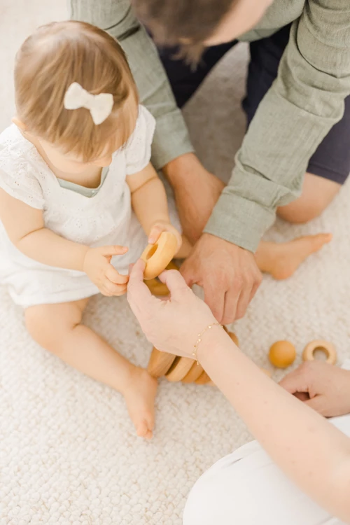 main enfant poignet marron gris